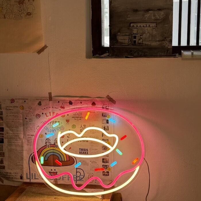 pink-donut-neon-sign-light-cafe-decor