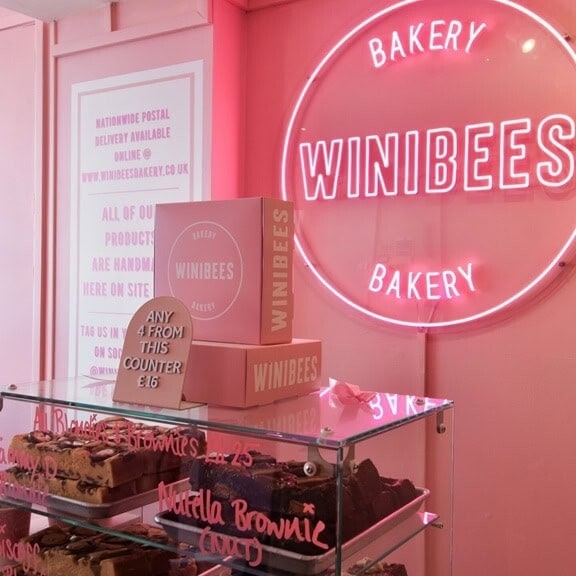 pink-logo-led-neon-sign-for-bakery-modern-interior