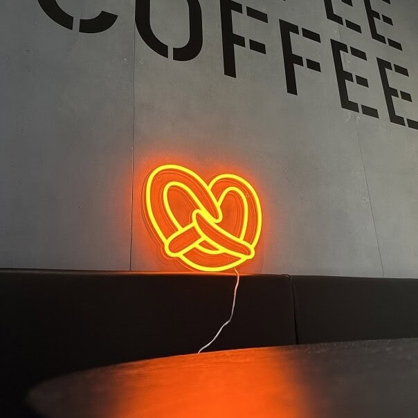 pretzel-neon-sign-for-bakery-and-coffee-shop